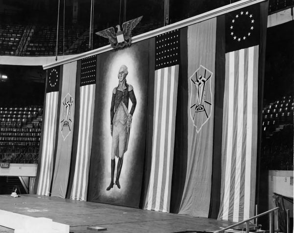 Banderas estadounidenses y un retrato de George Washington en el mitin del German-American Bund en el Madison Square Garden. 