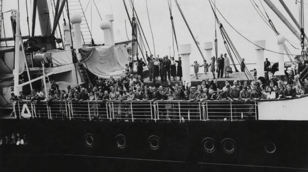 Después de no encontrar refugio en Cuba, Estados Unidos o Canadá, los 900 judíos a bordo del St. Louis regresaron a Europa, donde un tercio de ellos fue asesinado en el Holocausto. 