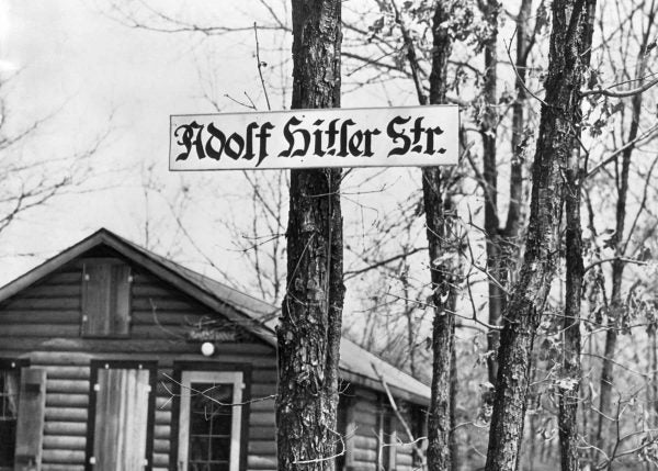 Un letrero marca la calle Adolf Hitler que atravesaba Camp Siegfried. 