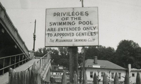 Fotografía del letrero afuera del Club de Natación en Meadowbrook, Maryland que indica que la piscina es solo para 