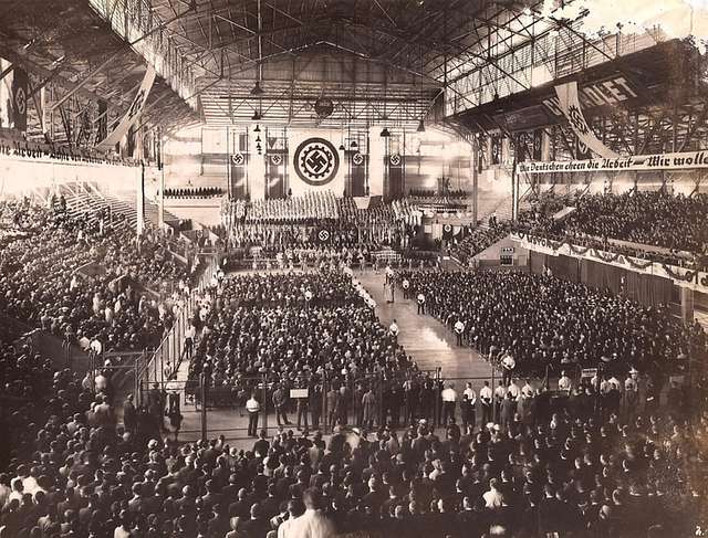 Acto en celebración del Anschluss organizado por simpatizantes nazis en el Estadio Luna Park en Buenos Aires el 10 de abril de 1938. Con aproximadamente 20.000 asistentes, fue el evento nazi más grande realizado fuera de Alemania.