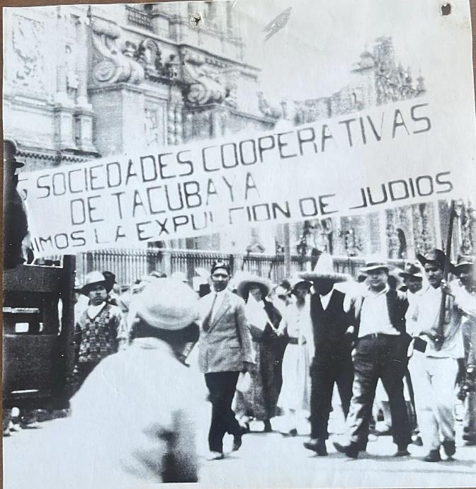 Desfile del Día del Comercio. Las sociedades cooperativas de Tacubaya exigen la expulsión de los judíos.  Fuente: http://cehm.org.mx/Content/assets/img/publicaciones/articulos/documento/SalasJulioG.pdf