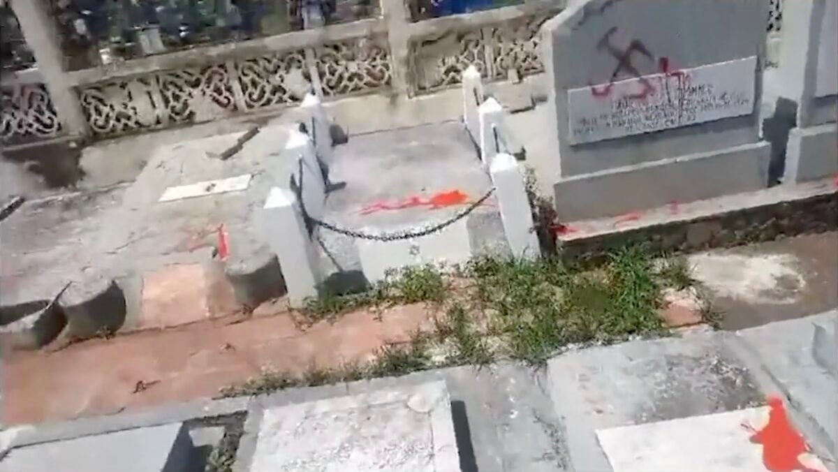 Grafiti de esvásticas sobre tumbas en el sector del cementerio reservado para la comunidad judía, en la ciudad de Managua, Nicaragua, 2023.